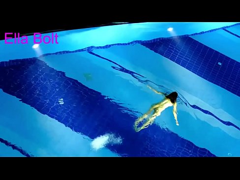 ❤️ मी पाहणे थांबवू शकत नाही, तरुण गोरा ELLA BOLT रिसॉर्ट पूलमध्ये नग्न पोहताना पकडला गेला ❤️ लिंग ☑